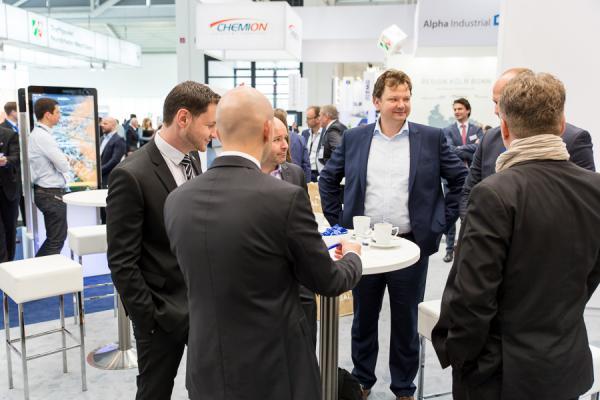 Gut gelaunte Gesprächsrunde am Stand