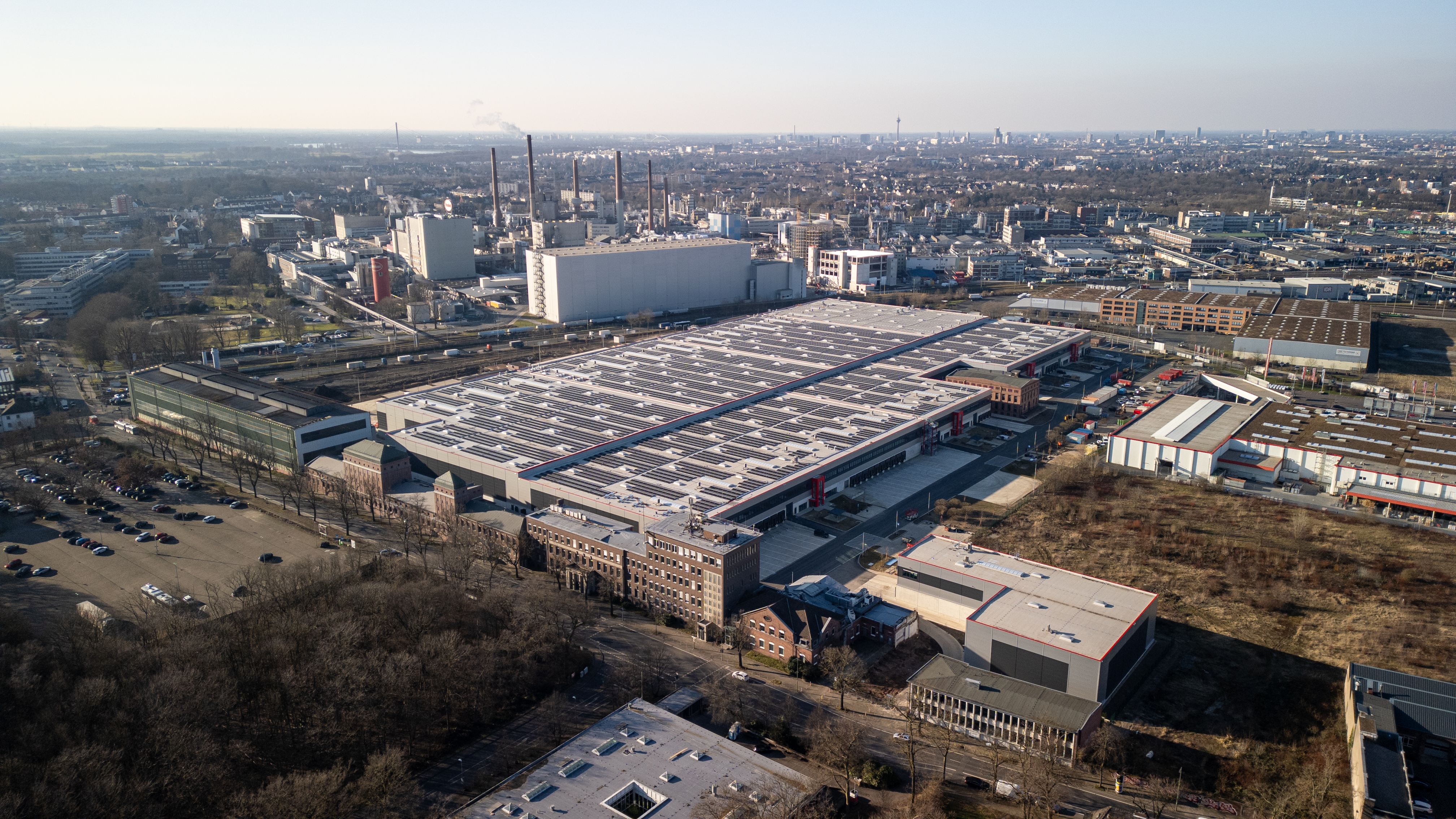 Der Sonne entgegen - Logivest berät Solago bei Anmietung von 18.000 Quadratmetern Logistikfläche in Düsseldorf Bild