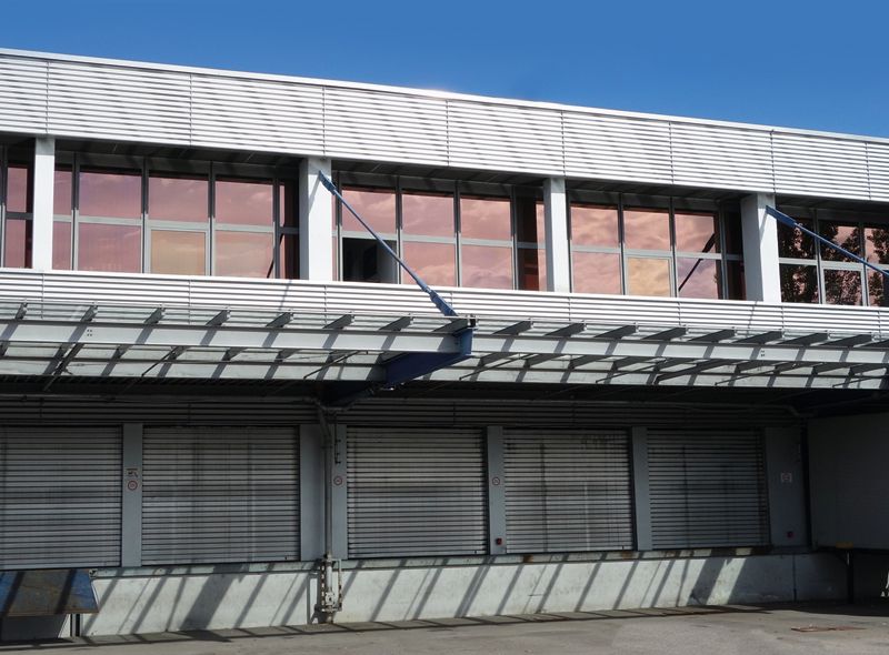 Deutsches Zentrallager – Logivest vermietet Lagerhalle an Systemtechniker Bild